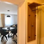 Klimatisiertes Altstadt-apartment Mit Terrasse Im Zentrum - Aelium Cetium Appartement