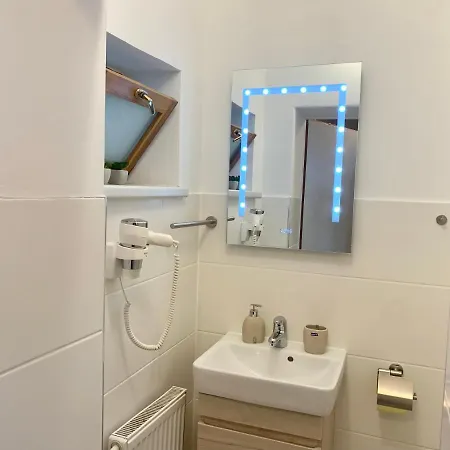 Air-conditioned, Quiet With A Terrace In Center Of St Poelten - Smart Tv *